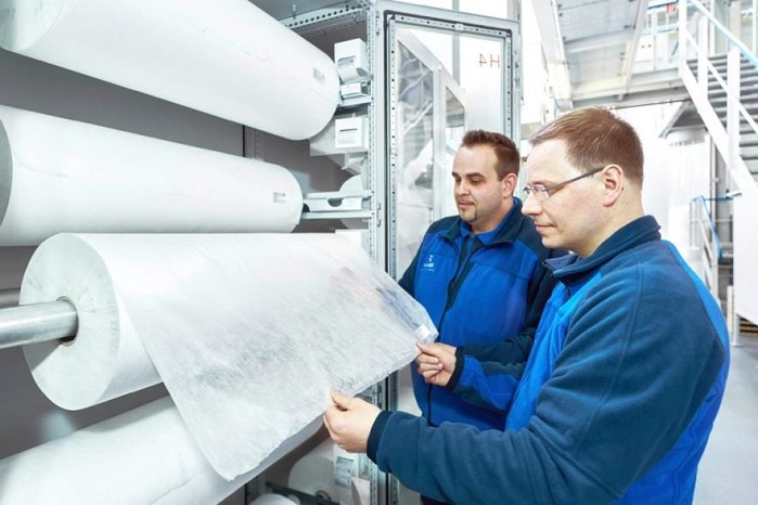 Reicofil experts inspect nonwoven quality in ReifenhÃ¤user technical centre. © ReifenhÃ¤user
